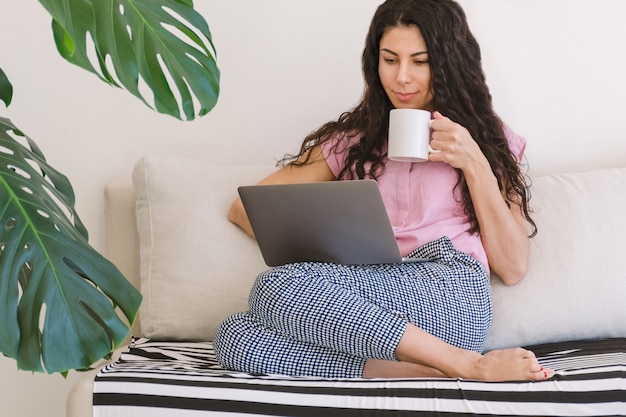 Mulher surfando web em casa.