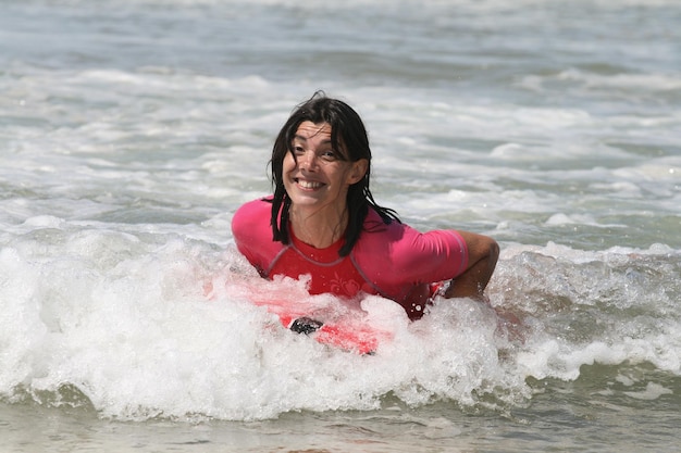 mulher surfista