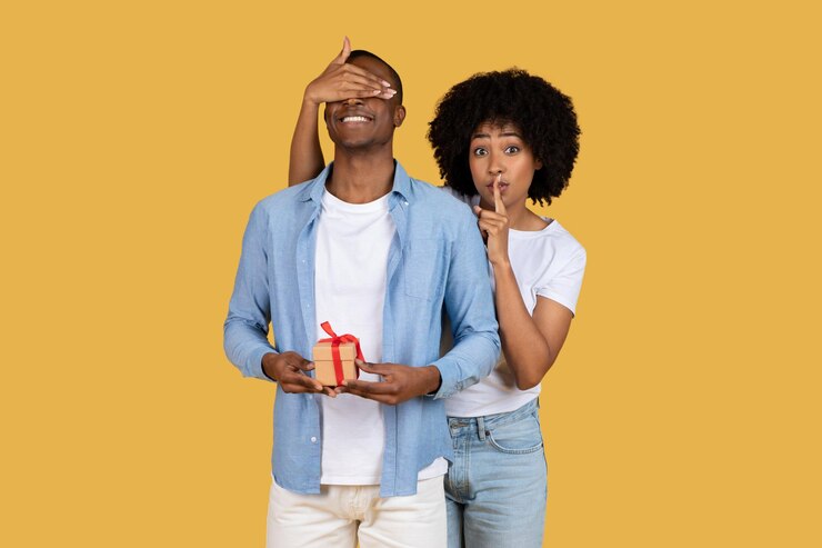 Foto mulher surpreendendo homem com um presente em amarelo