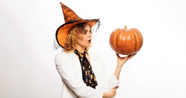 Mulher surpreendida com chapéu de bruxa com abóbora de Halloween preparação para feriados de Halloween bruxa surpreendida