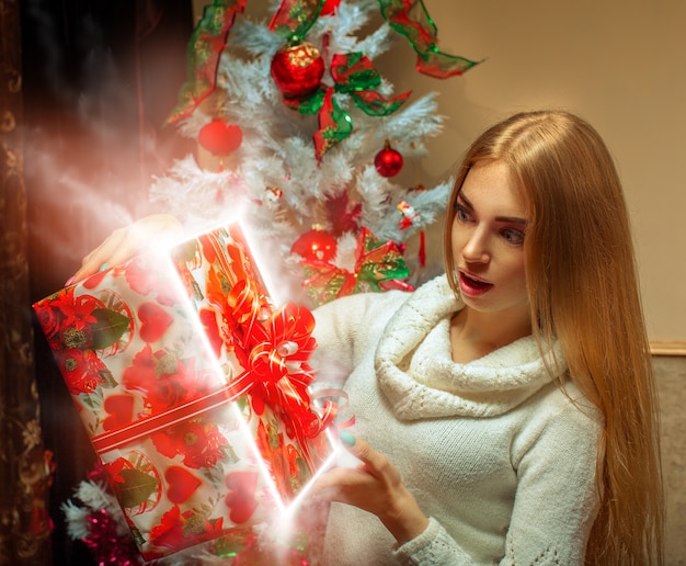 Mulher surpreendida por um presente de natal mágico. ano novo. espírito de natal.