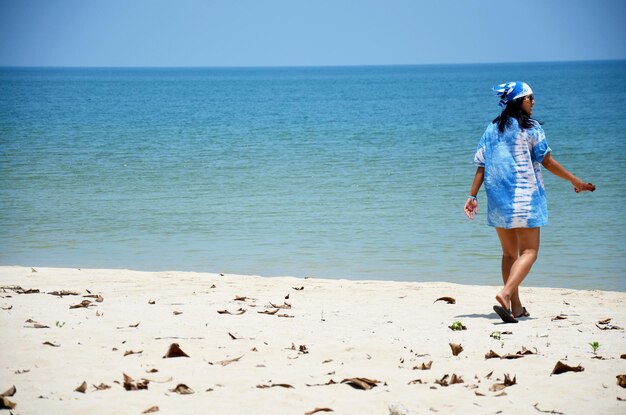 Mulher tailandesa caminhando e retrato na praia de Thung Wua Laen em Chumphon Tailândia