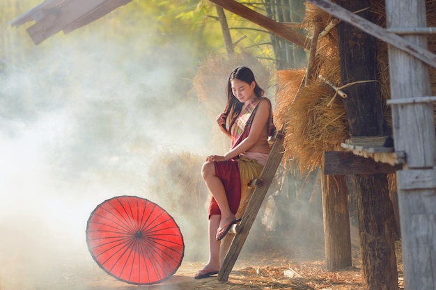 Mulher tailandesa em traje tradicional. Mulher bonita asiática vestindo a cultura tradicional tailandesa, estilo vintage, Tailândia