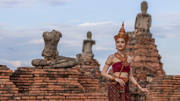 Mulher tailandesa em traje tradicional tailandesa