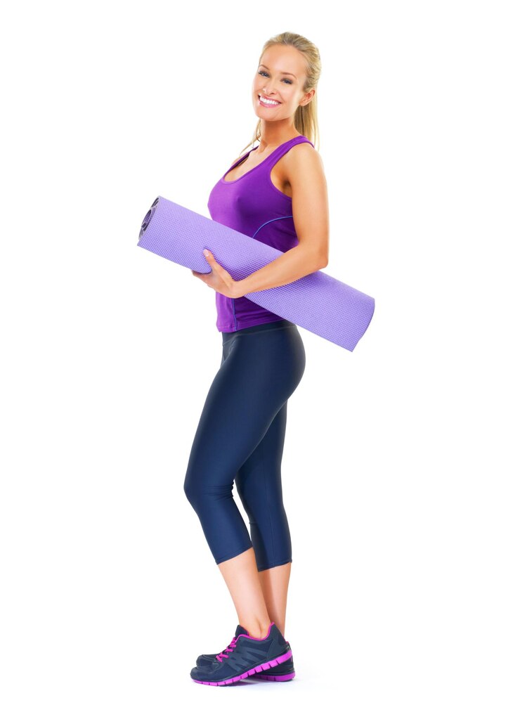 Foto mulher tapete e retrato para exercícios objetivos de fitness ou cardio para perder peso em fundo branco modelo ou jovem e sorriso para exercícios de saúde e bem-estar para pilates ou ioga em estúdio