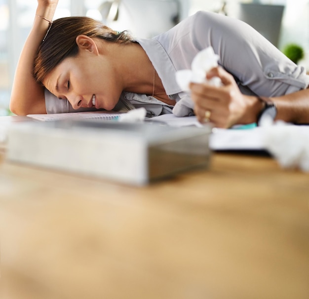 Mulher tecido e cansado por dor de cabeça no escritório com nariz escorrendo doente ou infecção alérgica na mesa Problema de saúde do empregado e trabalhadora para febre fria e sintomas de gripe no local de trabalho para covid-19