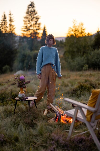 Mulher tem um piquenique nas montanhas