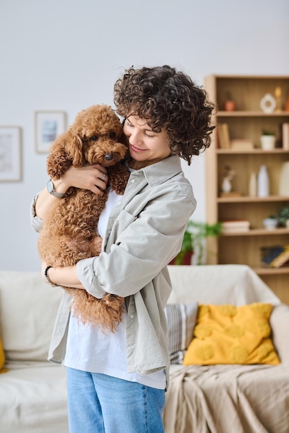 Mulher tendo animal de estimação doméstico