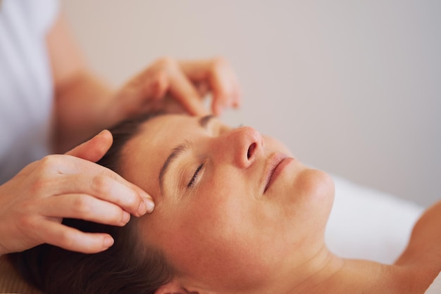 Mulher tendo massagem facial estilo japão no salão