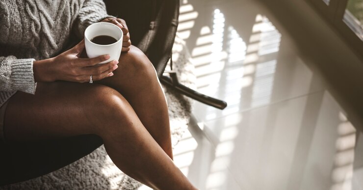 Foto mulher, tendo, morno, copo, café