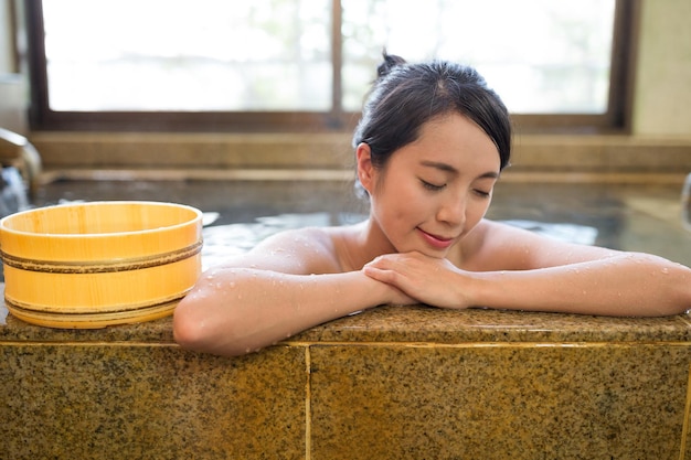 Mulher tendo onsen japonês