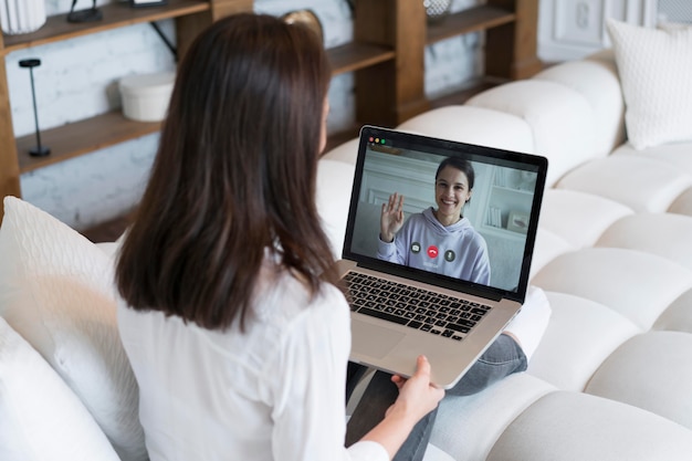 Mulher tendo uma reunião de negócios on-line em seu laptop