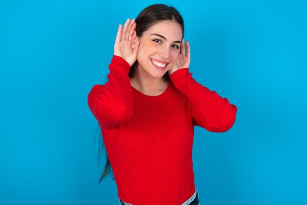 Foto mulher tentando ouvir as duas mãos na orelha gesto curioso para fofoca problema de audição surdo