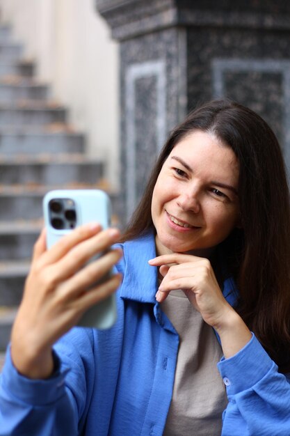 mulher tira uma foto no telefone uma selfie