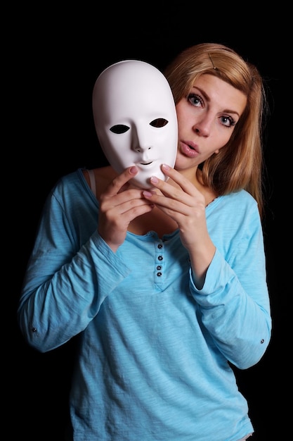 mulher tirando a máscara