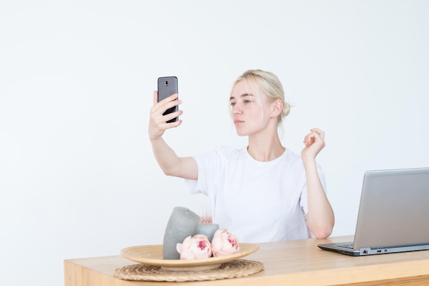 Mulher tirando foto selfie e tendências sociais, lazer e vaidade ociosos