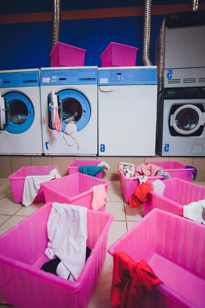 Foto mulher tirando roupas coloridas da máquina de lavar