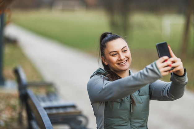 Mulher tirando selfie com celular