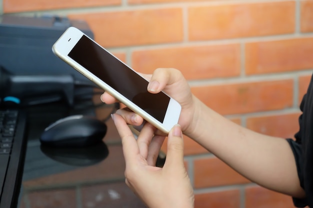 Mulher tocando e segurando o smartphone