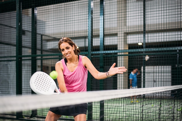 Mulher tocando padel