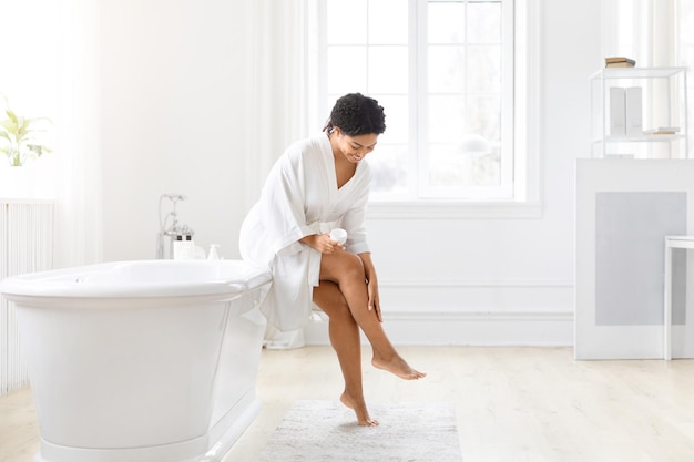 Mulher tocando sua perna em um banheiro de luxo