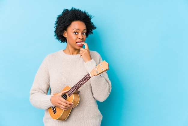 Foto mulher tocando ukulele no estúdio