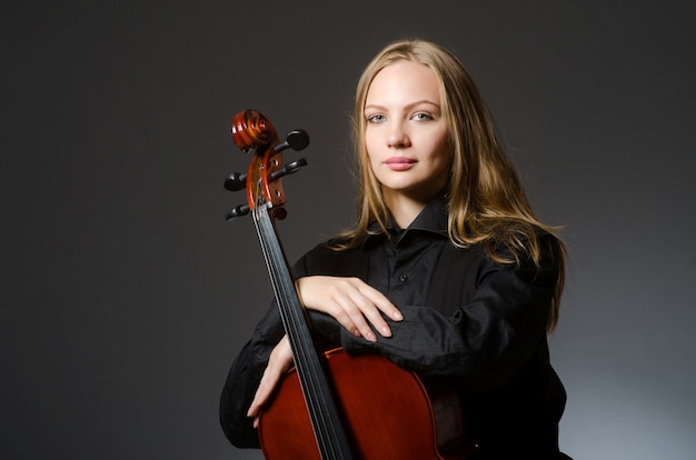 Foto mulher tocando violoncelo clássico no conceito de música