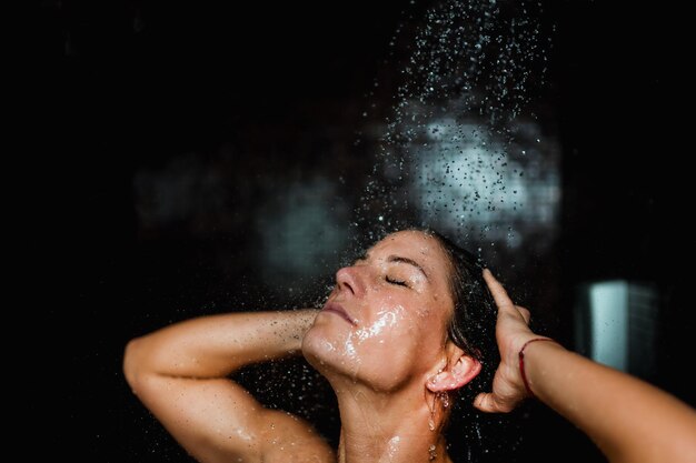 Foto mulher tomando banho ao ar livre