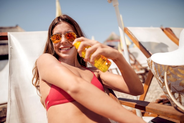 Mulher tomando banho de sol em uma piscina