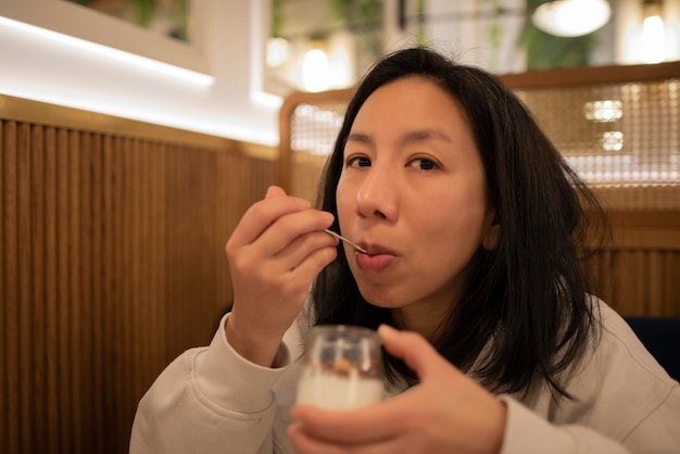 Mulher tomando café da manhã em um restaurante