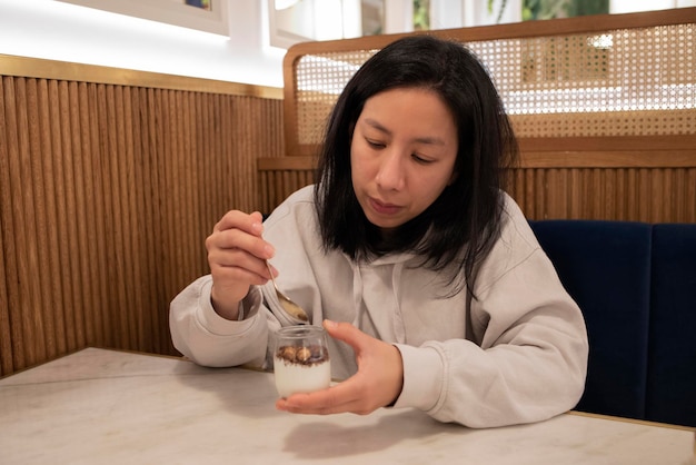 Mulher tomando café da manhã em um restaurante