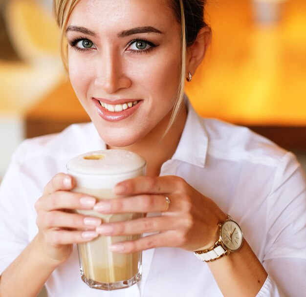 Mulher tomando café da manhã no restaurante