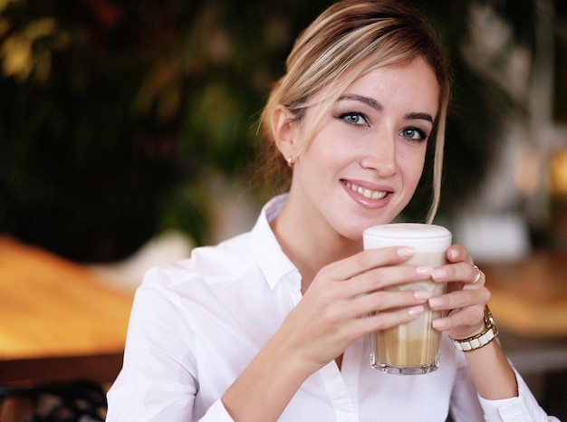 Mulher tomando café da manhã no restaurante