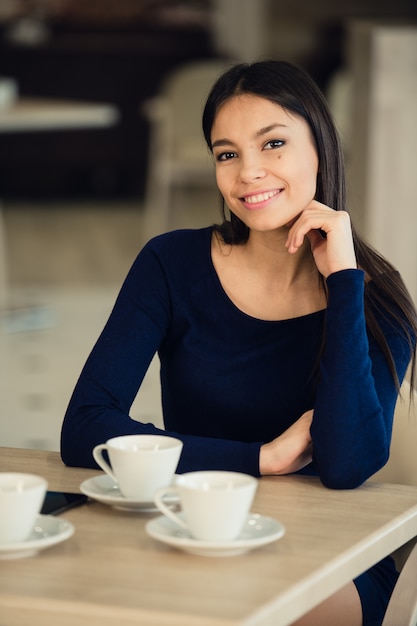 Mulher tomando café da manhã no restaurante