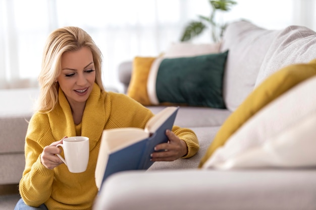 Mulher tomando café e lendo um livro