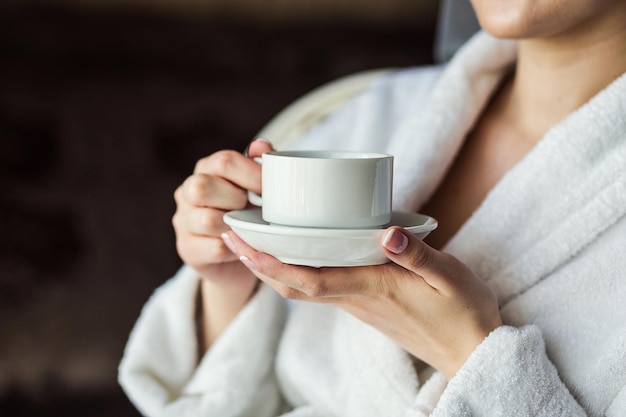 Mulher tomando café em casa