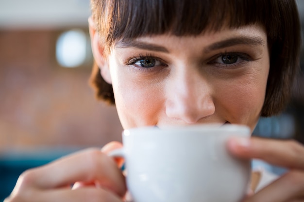 Mulher tomando café na cafeteria