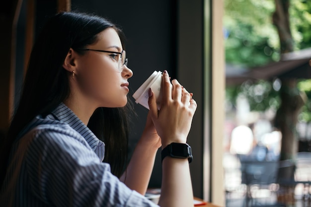 Mulher tomando café no café