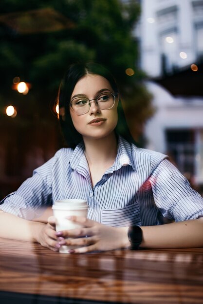 Mulher tomando café no café