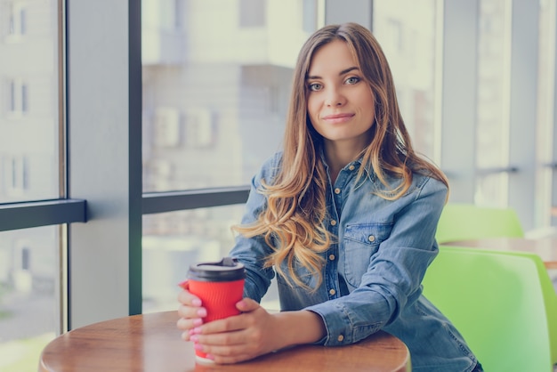 Mulher tomando café para viagem