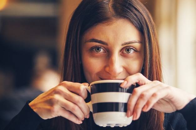 Mulher tomando café pela manhã no restaurante