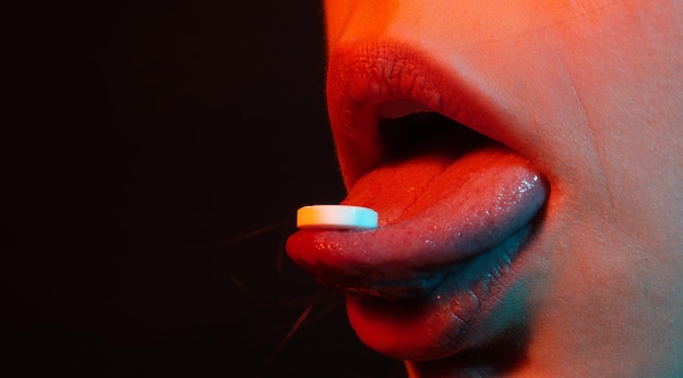 Mulher tomando comprimidos de perto doente doente mulher segurando comprimido antibiótico tomar remédio língua feminina com