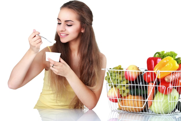 Mulher tomando decisão entre comida saudável e fast food