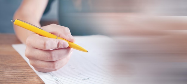 Mulher tomando notas em papéis