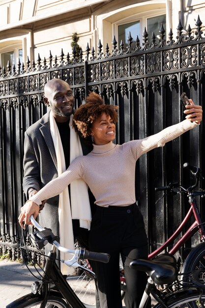 Foto mulher tomando selfie com homem na cidade na frança