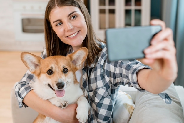 Foto mulher tomando selfie com seu cachorro