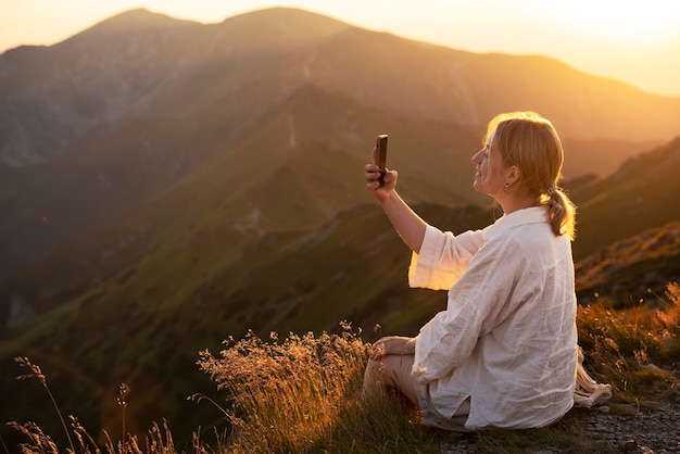 Mulher tomando selfie na natureza foto completa