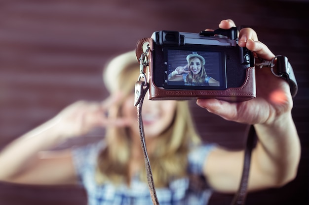 Foto mulher tomando selfies