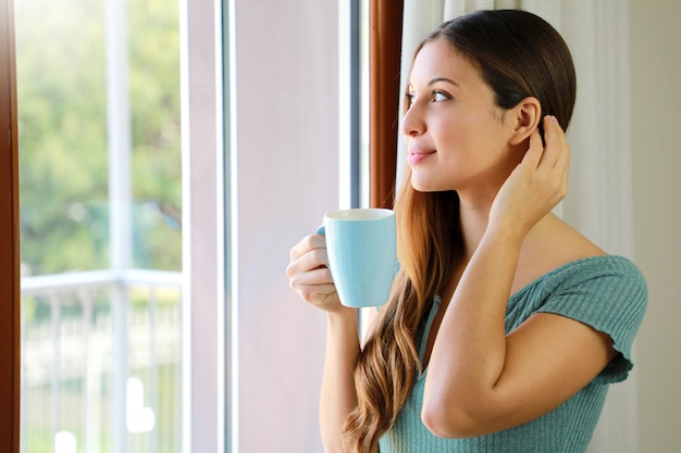 Mulher tomando uma xícara de café