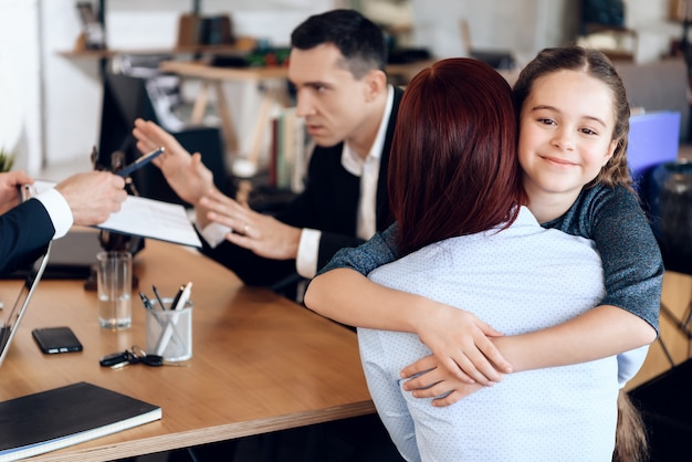 Mulher tomou a custódia de sua filha.